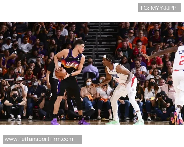 布克上半场表现出色却因伤退场10分钟内贡献11分2篮板3助攻